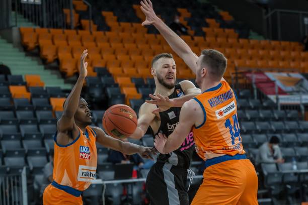 在讨论凯恩 在讨论凯恩